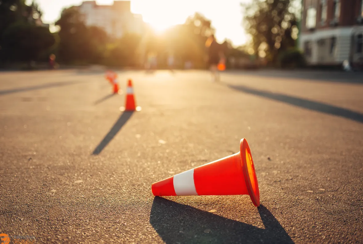Verkehrsübungsplatz mit Leitkegeln in der Abendsonne